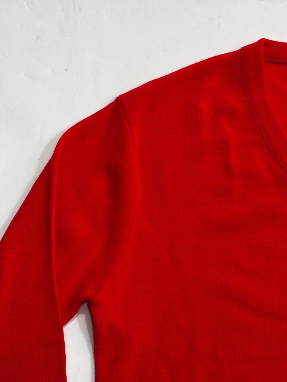 Vintage IZOD Mens Large Red V-Neck Sweater Acrylic Embroidered Crest Preppy USA - Picture 8 of 16
